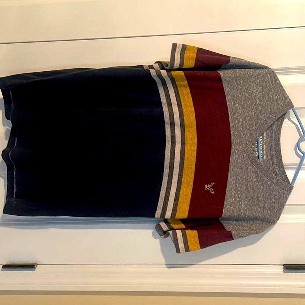 Male junior size Medium short sleeve American Eagle shirt.
